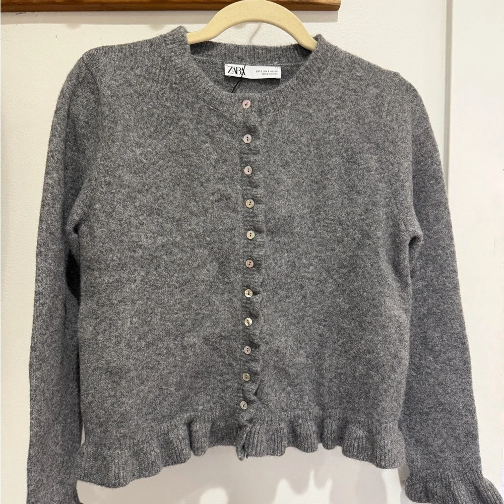 Zara Gray Crewneck Button-Front Scallop Hem Cardigan - Picture 3 of 6